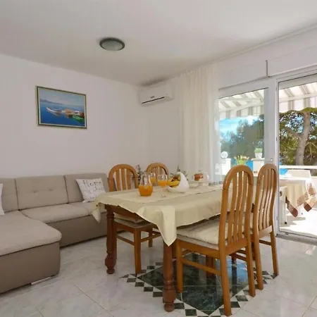 Nina 罗戈兹尼察